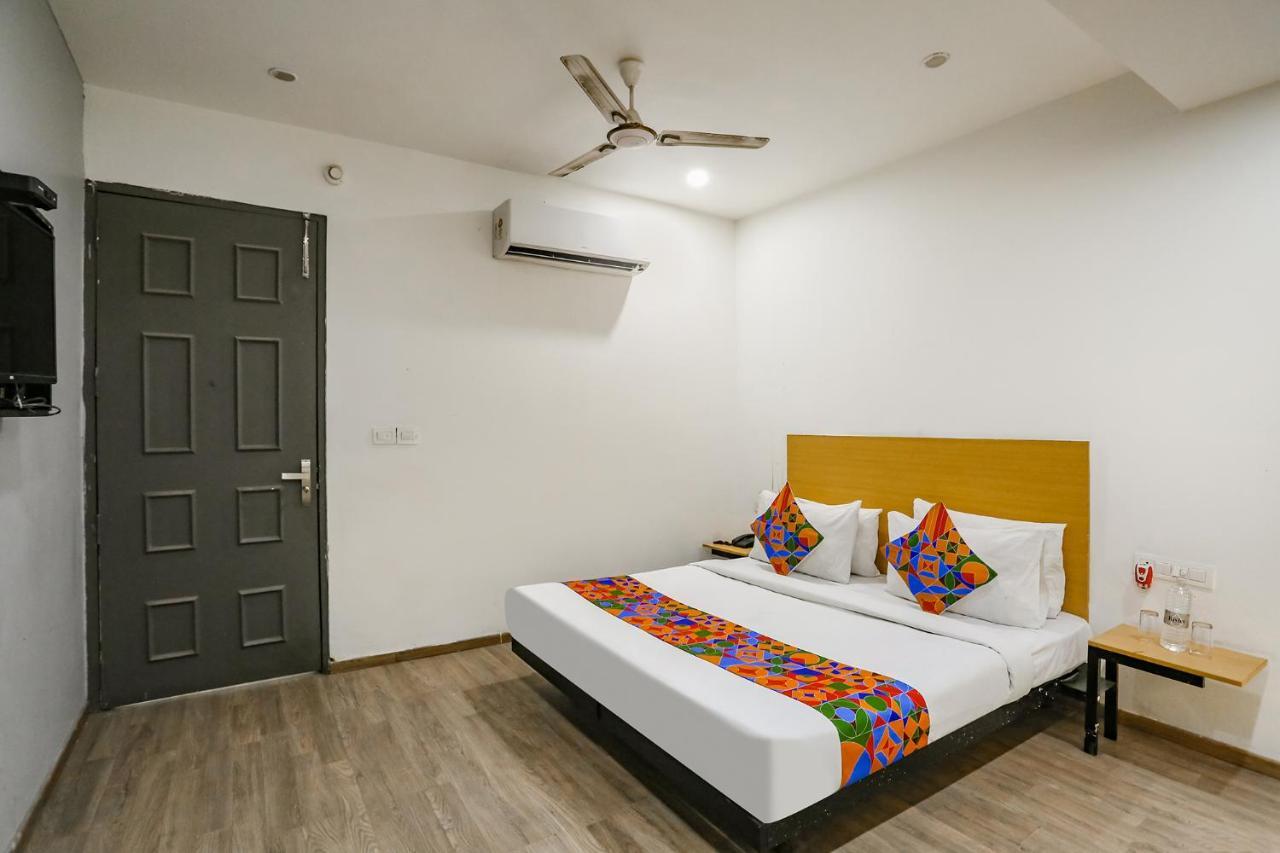 Fabhotel Vat - Meera Bagh デリー エクステリア 写真